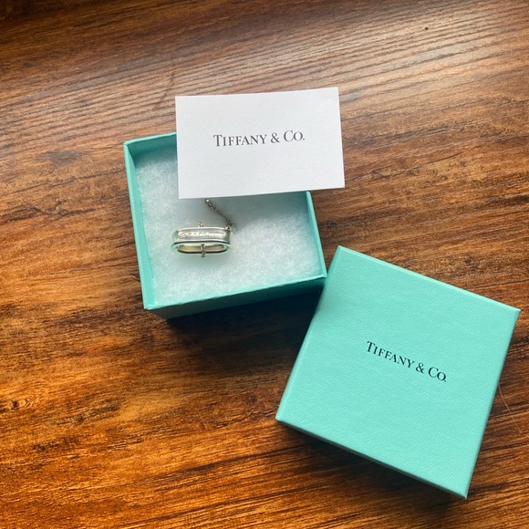 Authentic Tiffany & Co 1837. 925 Sterling Silver 1” oval pendant on 18” chain. - Picture 14 of 16